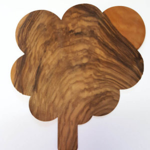 Chapa de madera con forma de árbol.